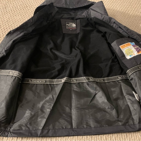 Selling this new unused tnf jacket, Got it as a gift but too small Size M f - Picture 3 of 3
